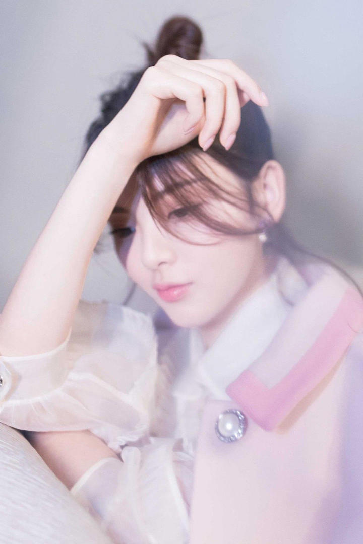 举起手臂的美女明星杨超越图片