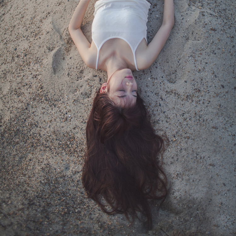 长发美女沙地玩沙唯美写真