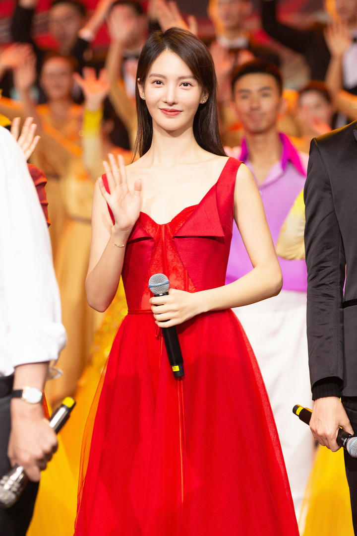 金晨性感红色吊带礼服舞台照图片