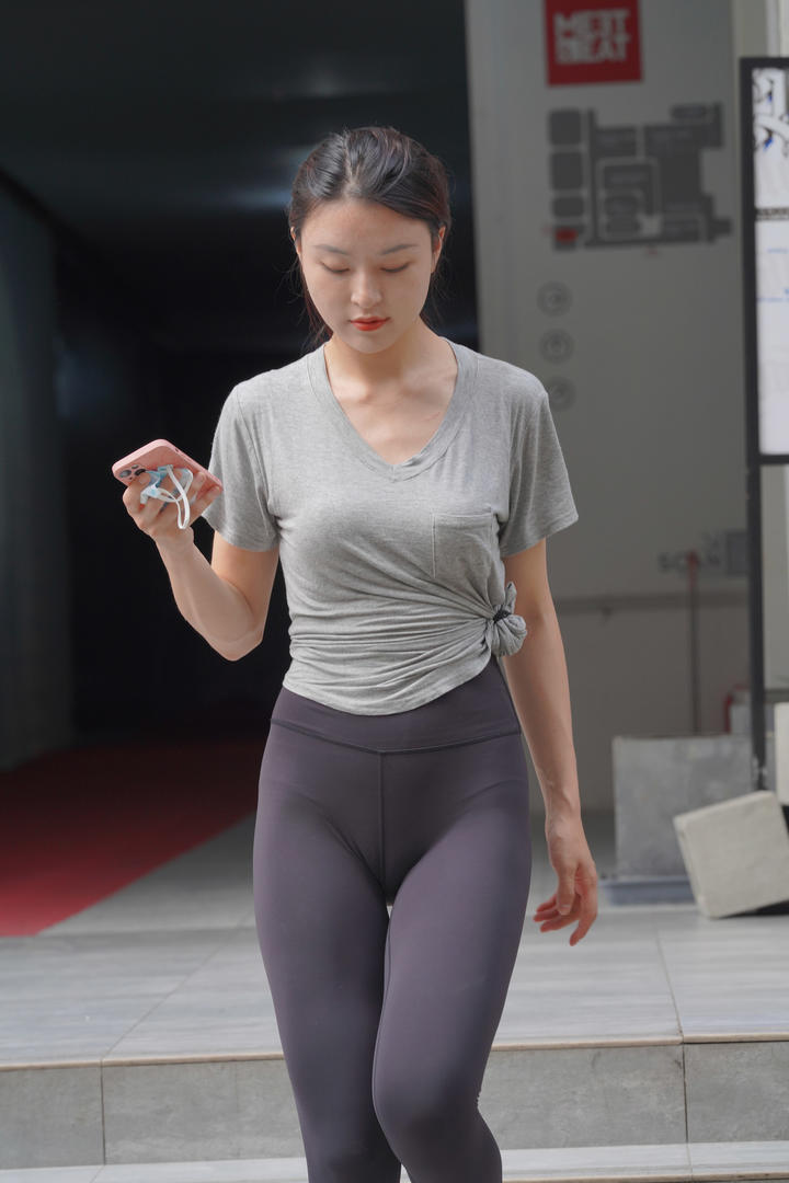 中国高清街拍清纯紧身裤美女写真图片