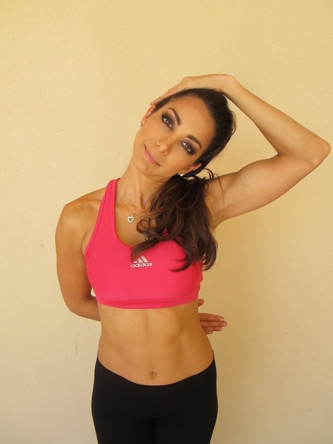 运动背心性感美女图片