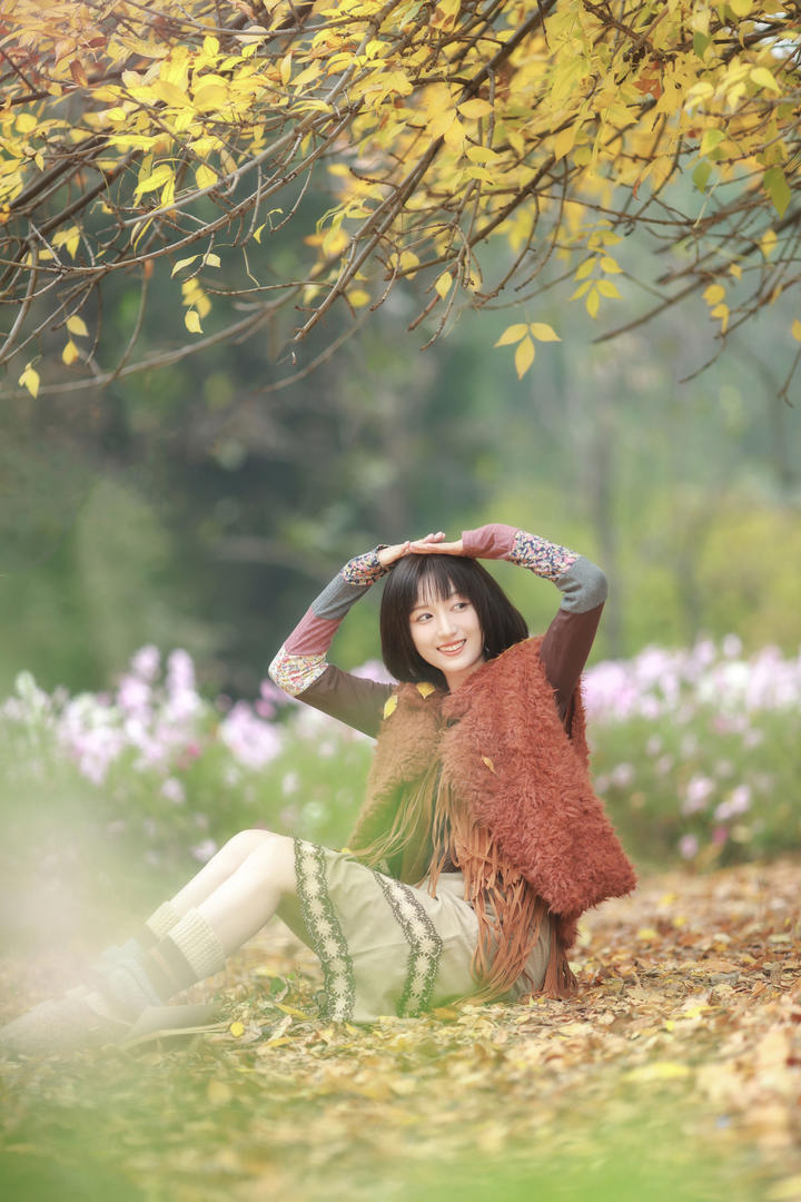 坐在地上的短发美女摄影图片