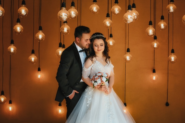 夜晚浪漫温馨婚纱照图片