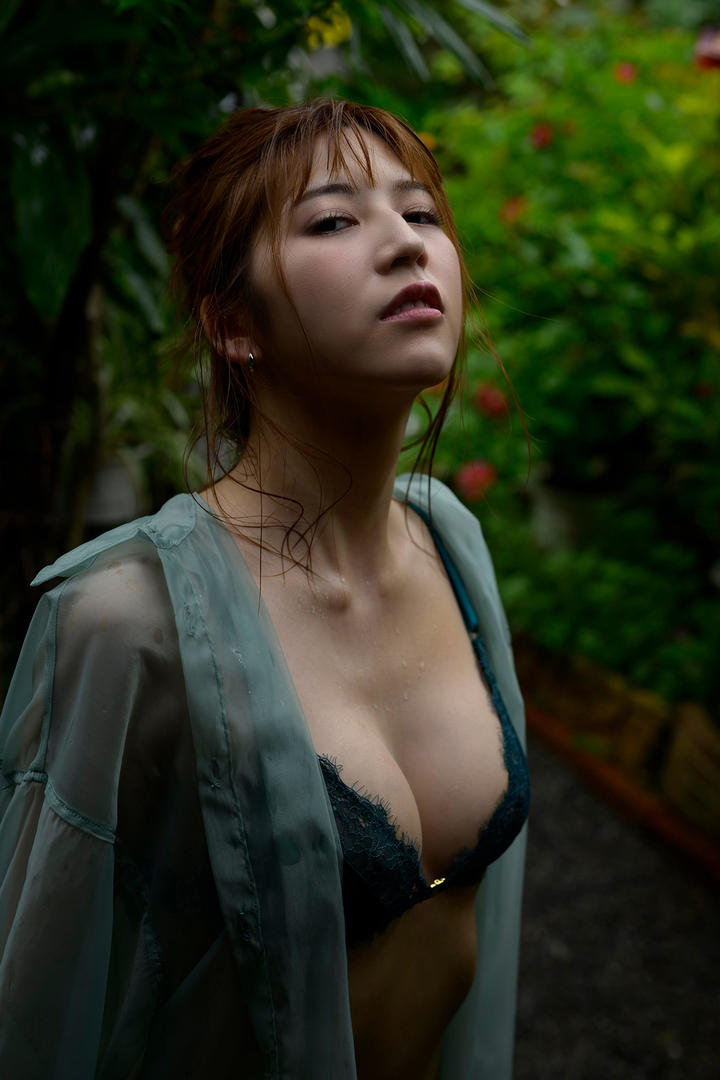 日本美女性感酥胸诱惑写真图片