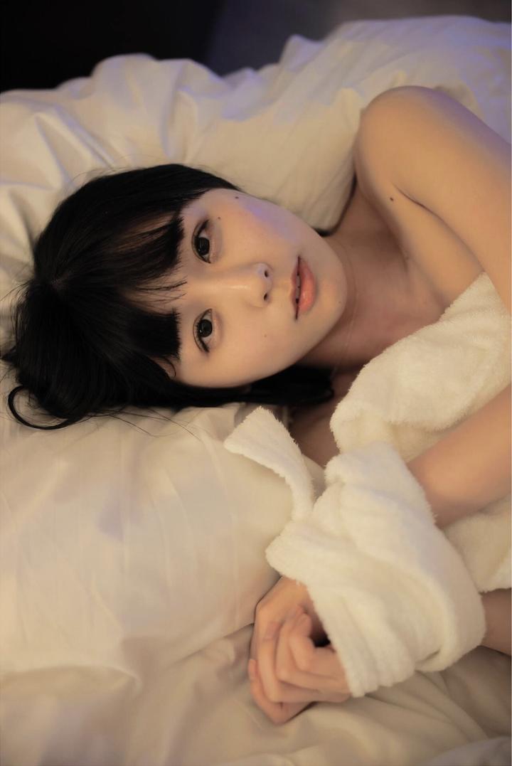 裸睡的日本漂亮美女生活照图片
