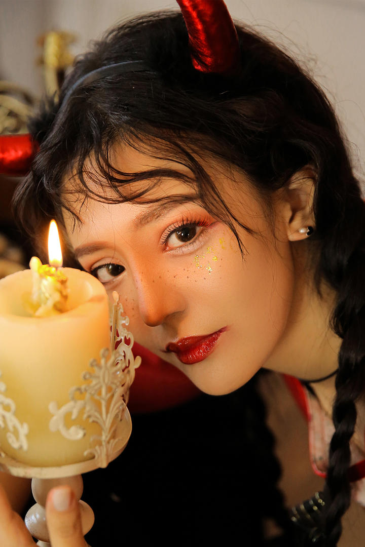 捧着蜡烛的小恶魔女生头像简单气质图片