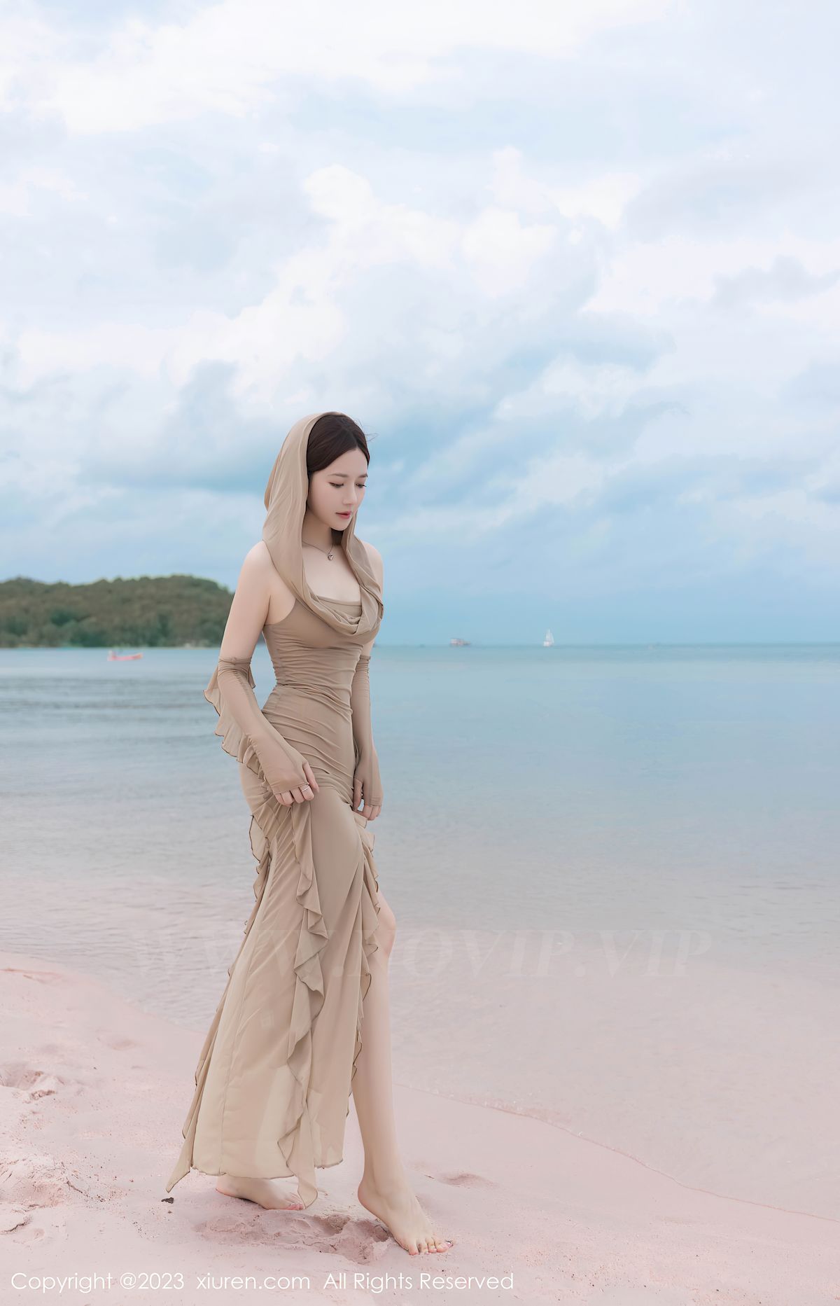 秀人网美女模特鱼子酱Fish咖啡色长裙沙滩场景性感写真