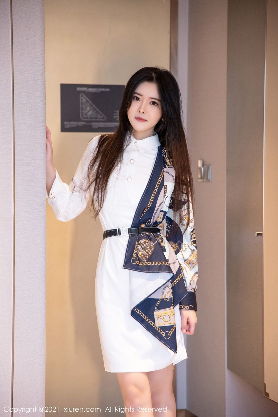 秀人网美女模特白露小猪曼妙身段气质连体裙系列性感写真