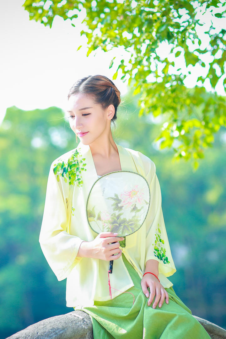 坐在石头上休息的古代汉服美女艾希人像艺术写真图片