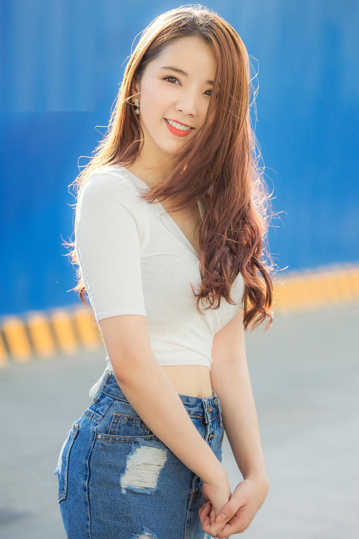 穿牛仔短裤的甜美美女力图片