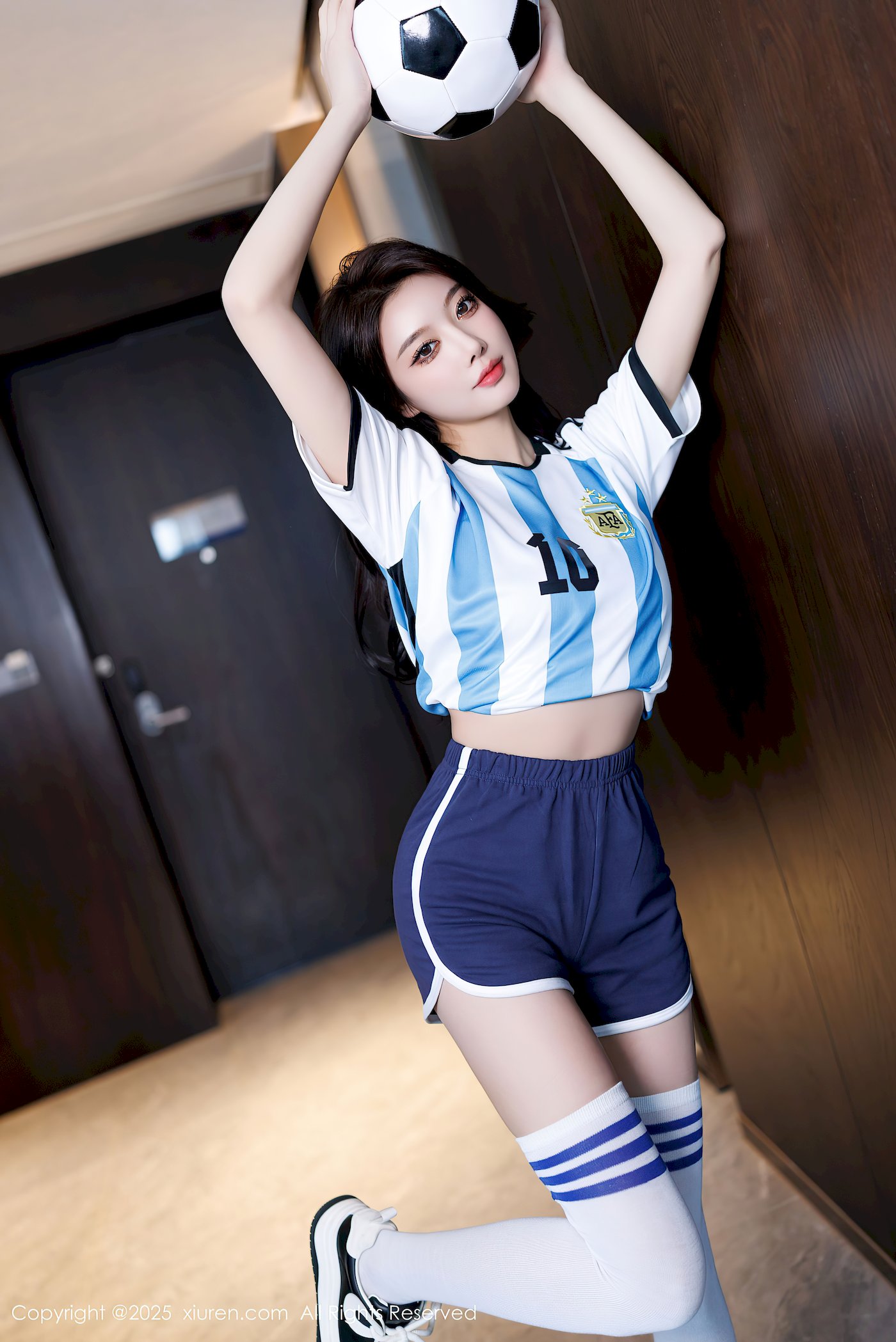 秀人网女神杨晨晨Yome蓝色球衣搭配白色丝袜广西旅拍