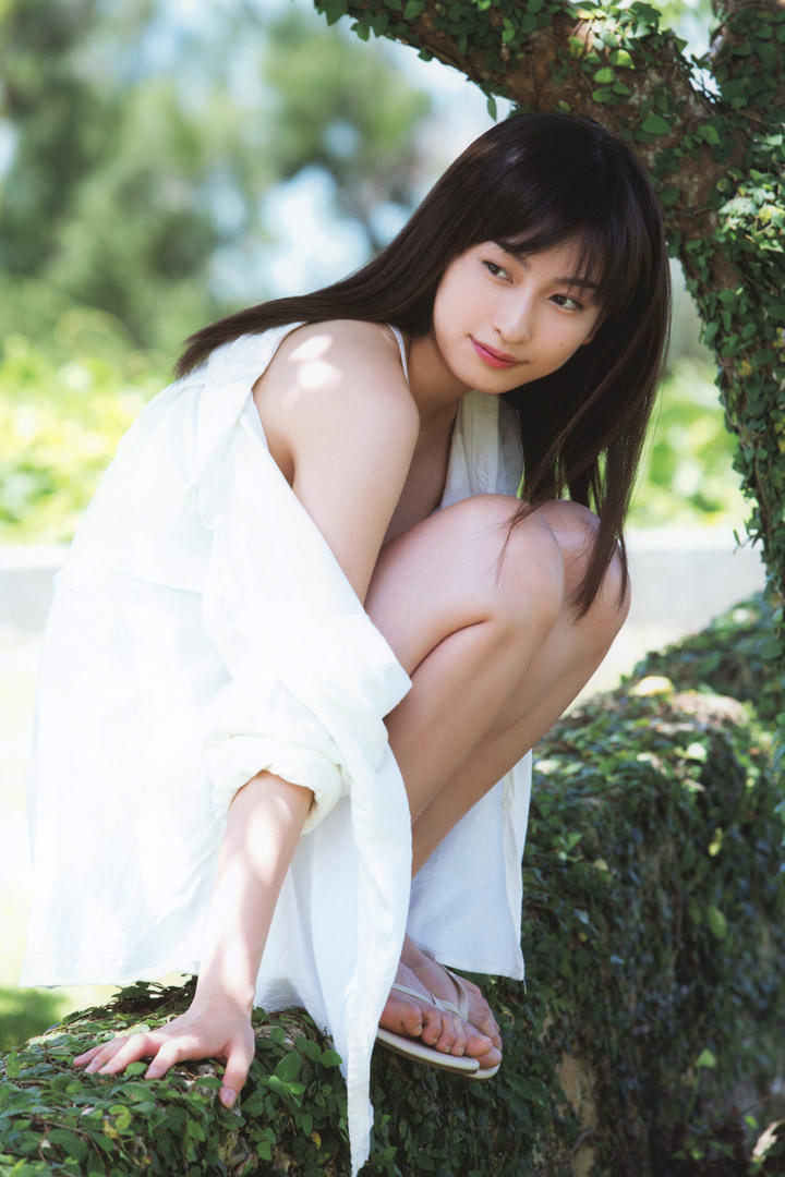 蹲在墙上的日本甜妹高清人体摄影写真图片