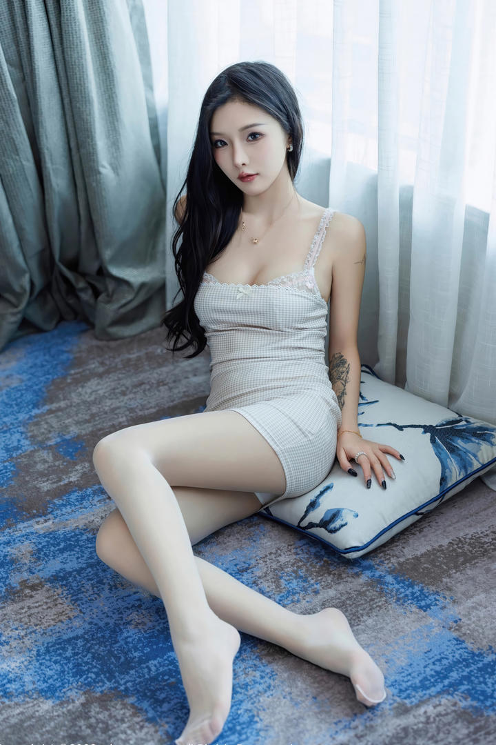 穿肉色丝袜的极品美腿玉足美女mm131图片