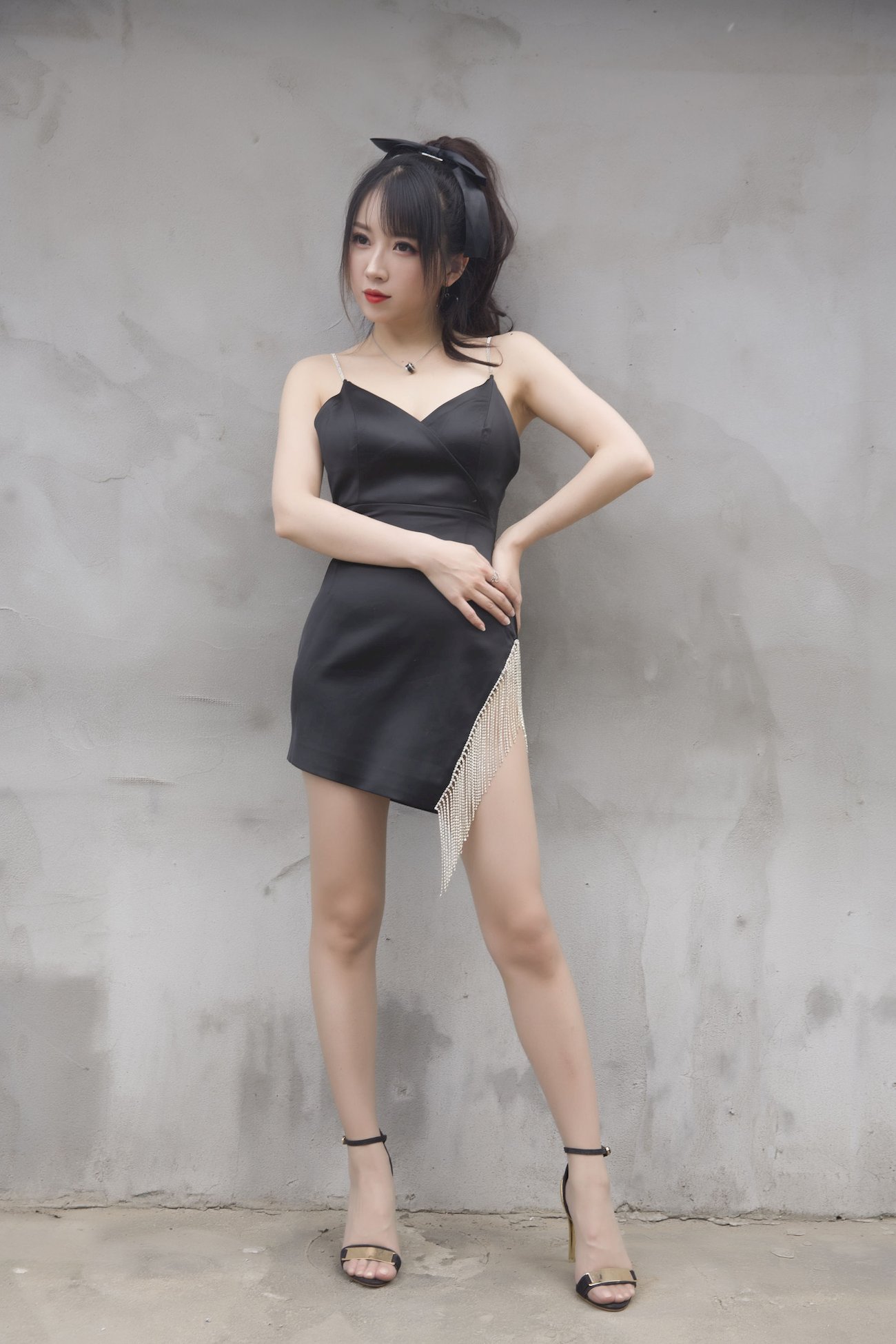 斗鱼主播小女巫露娜黑色流苏搭配黑丝美腿COS福利