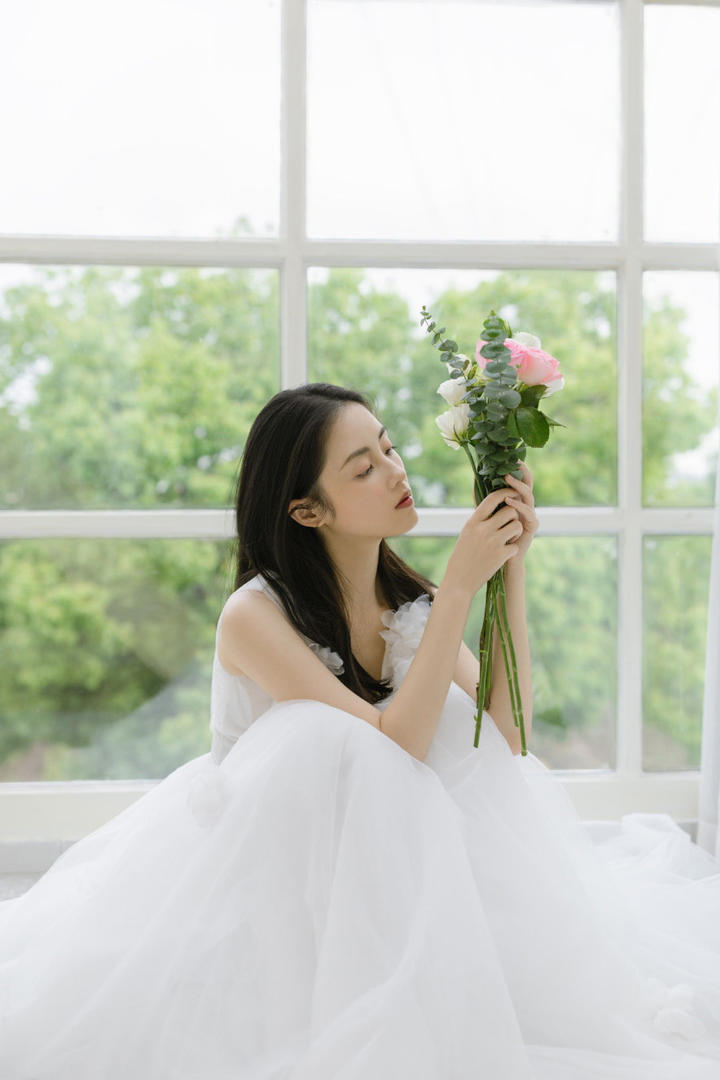 捧着鲜花的高清女明星章乐韵婚纱写真图片集