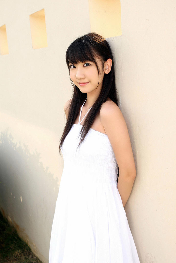 穿白色连衣裙的日本清纯女生手机壁纸写真图片