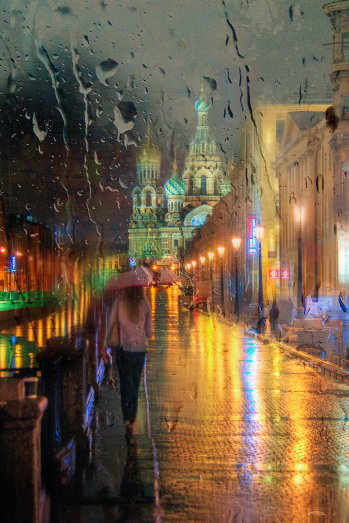 撑着伞走在街上的美女艺术摄影图片