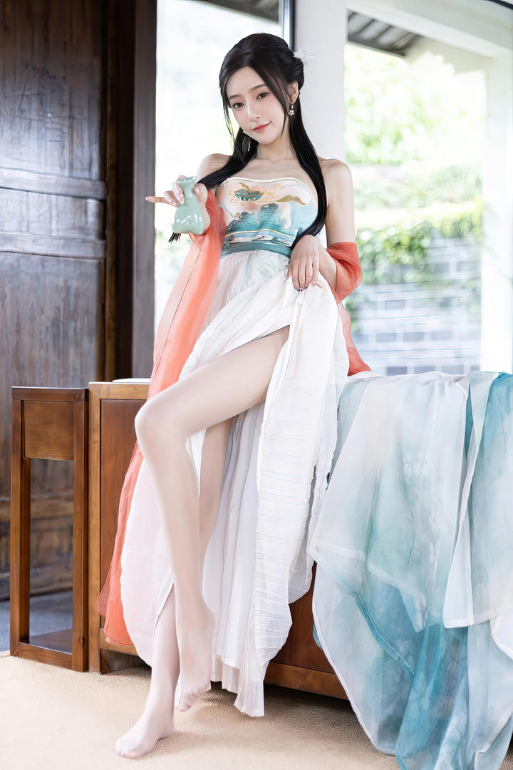 雪糕妹妹王馨露出大长腿美女性感古装照片
