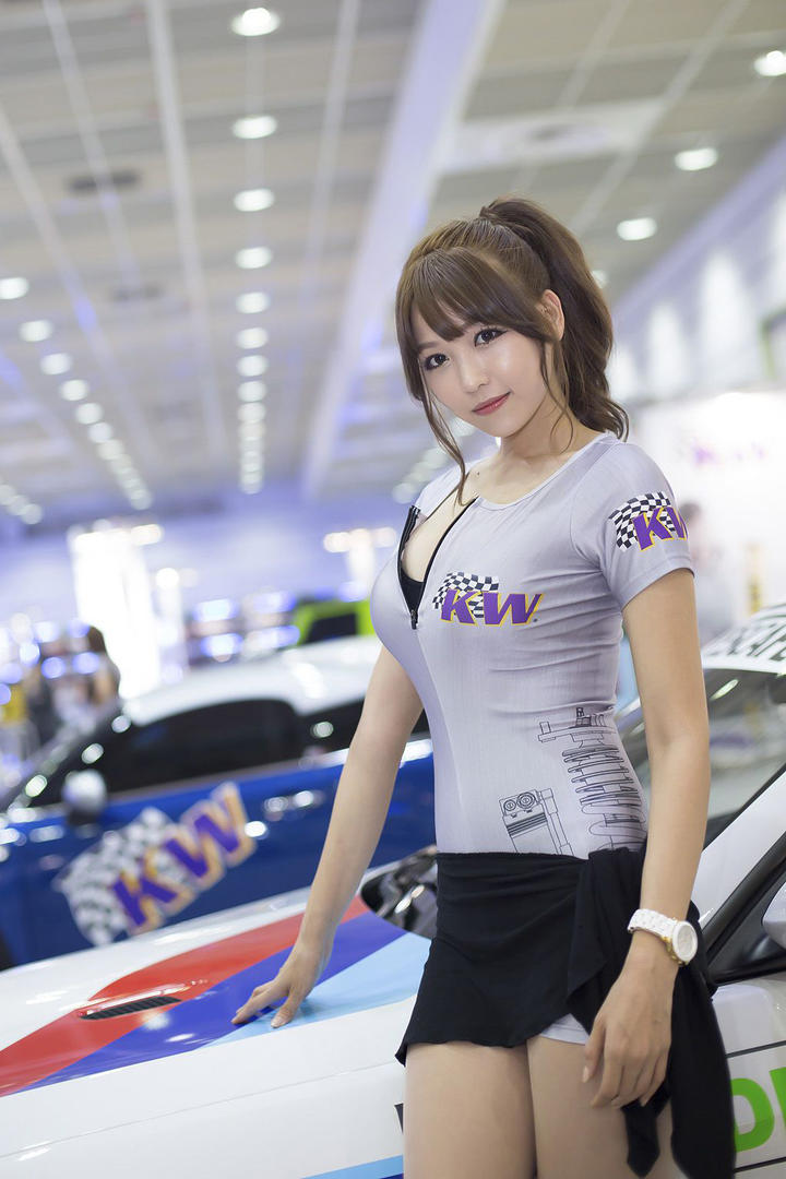 身材性感的韩国车模美女李恩慧图片