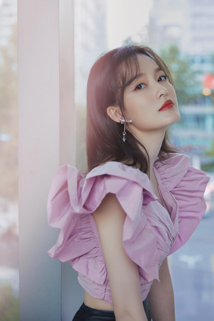 女神李沁紫罗兰上衣写真图片