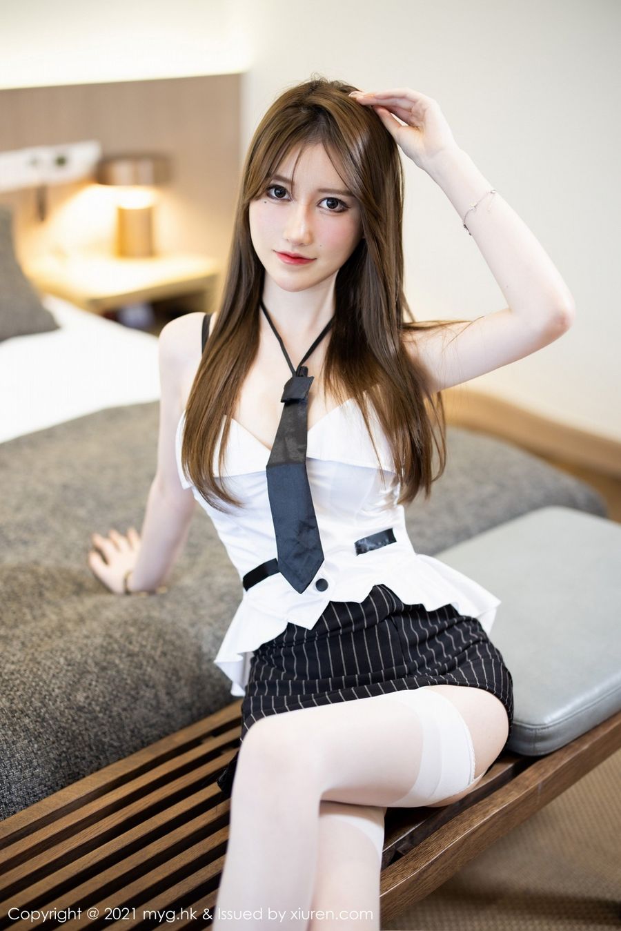 美媛馆新人模特美桃酱白色丝袜+黑色内衣制服系列杭州旅拍