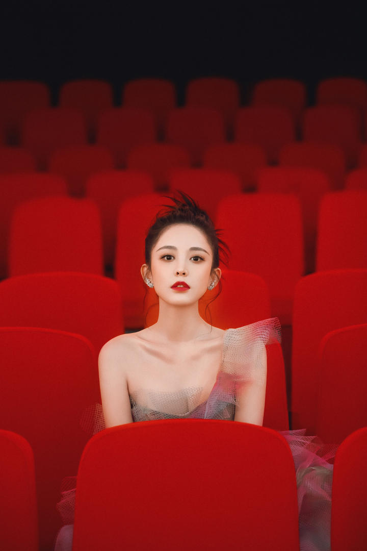 中国漂亮美女明星古力娜扎电影院里摄影写真图片
