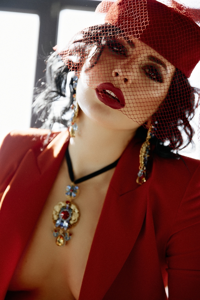 欧美红色西装诱惑性感美女写真图片