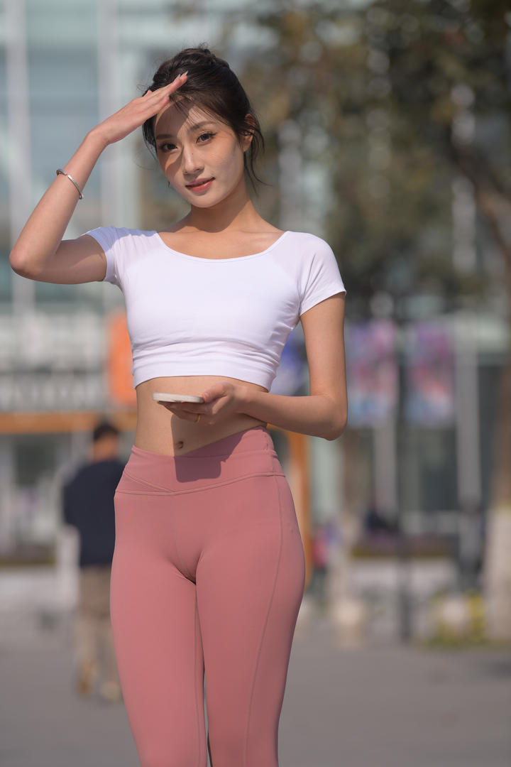 紧身裤鲍沟大户型美女国产手机精品一区图片