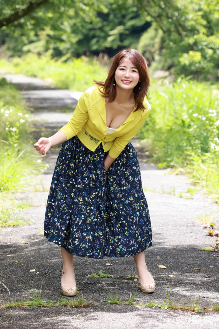 日本伦理片美女女优户外艺术照片