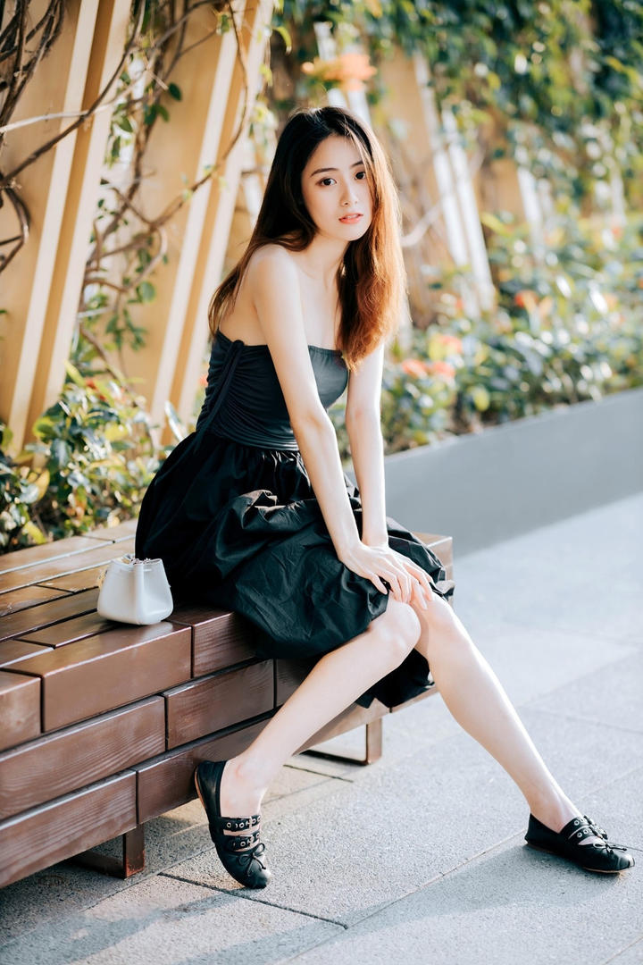 坐在椅子上的高清美女摄影图片