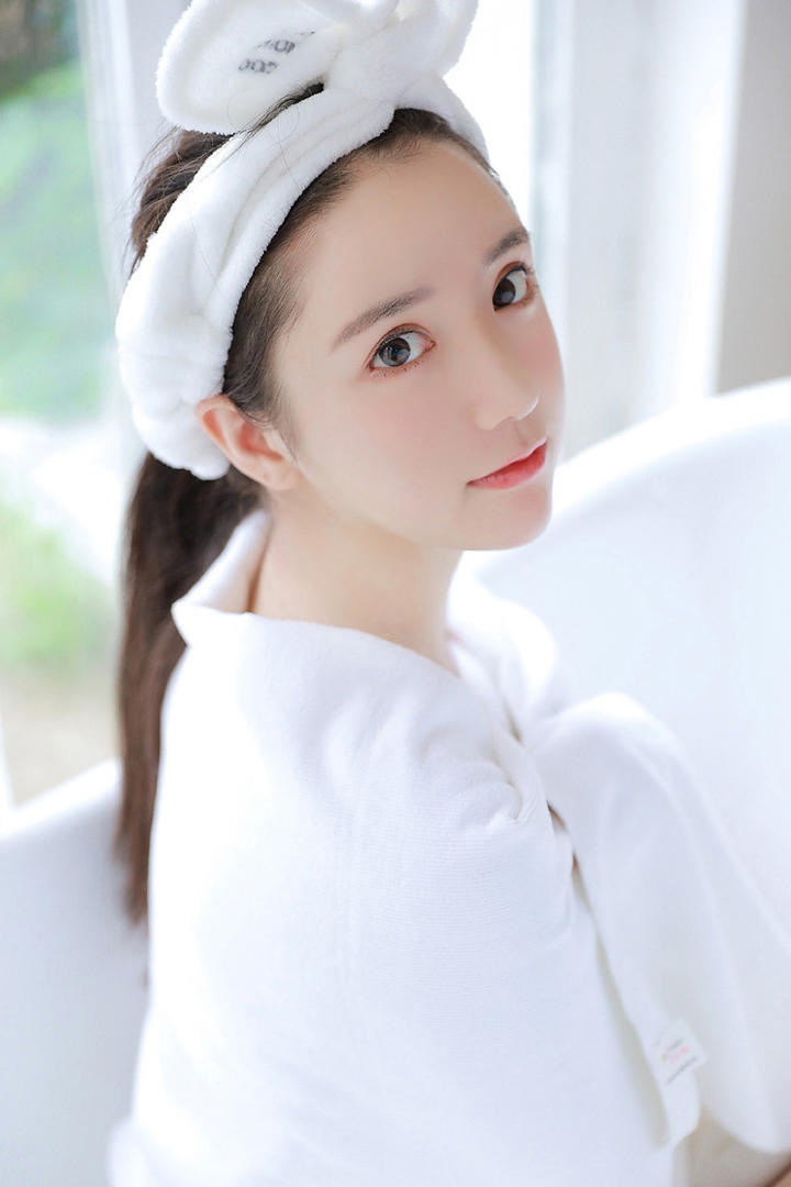 粉嫩肌肤的大眼睛美女浴室写真图片
