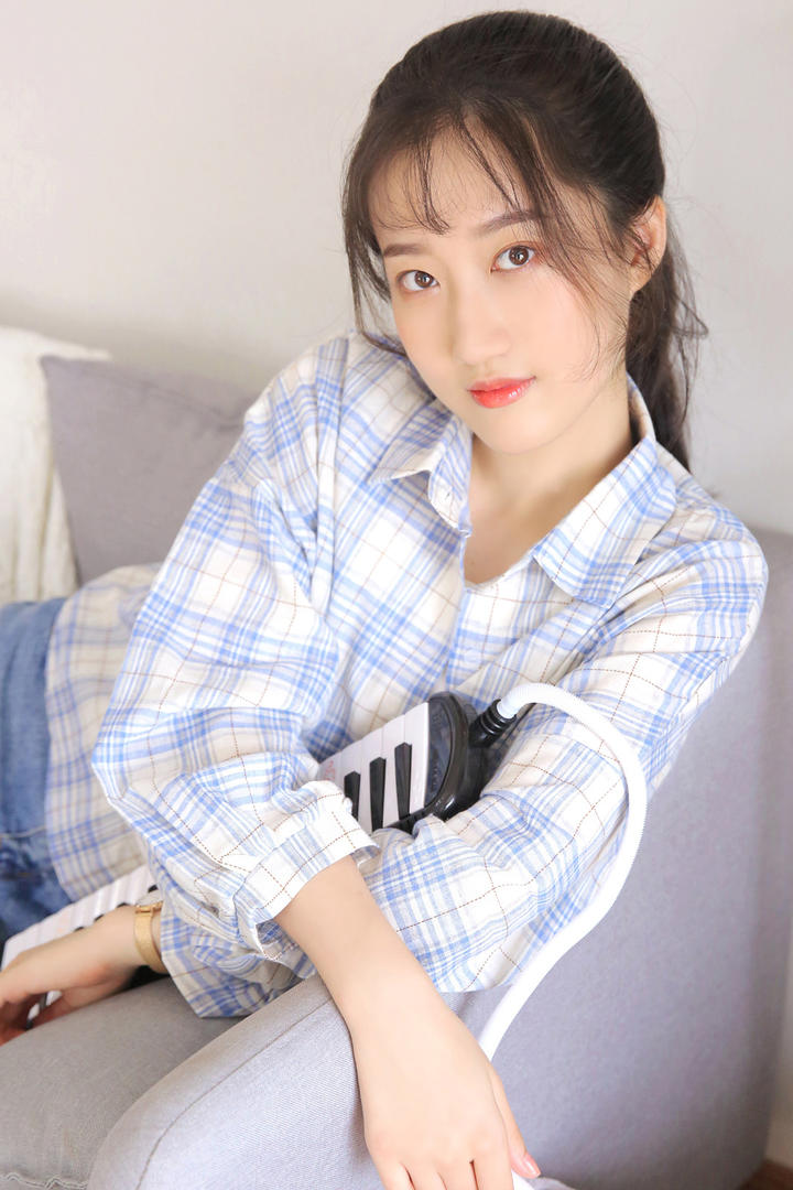 坐在沙发上的清纯气质女生写真