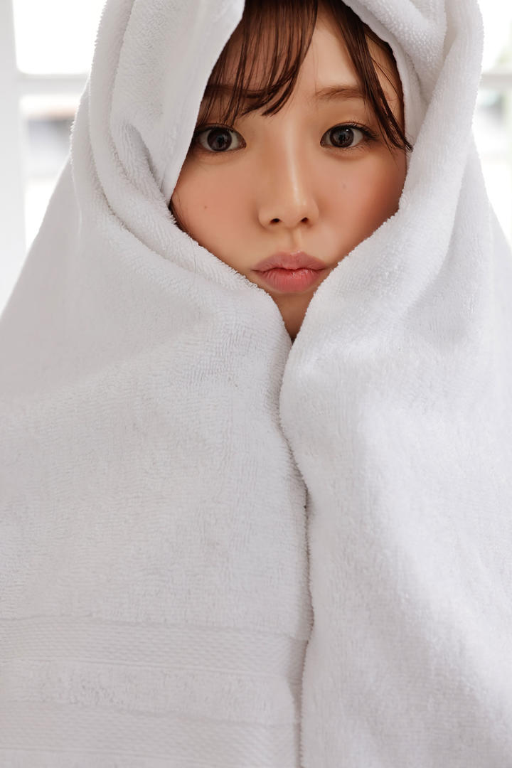 裹着毛巾的日本美女写真