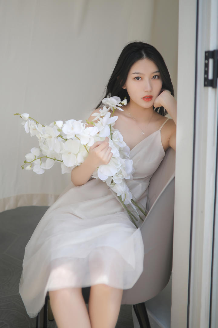 坐在椅子上的高清美女壁纸白璐图片