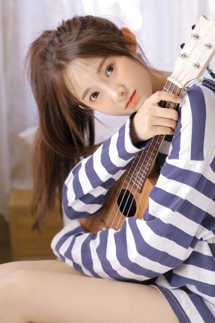 抱着吉他的清纯女神突破