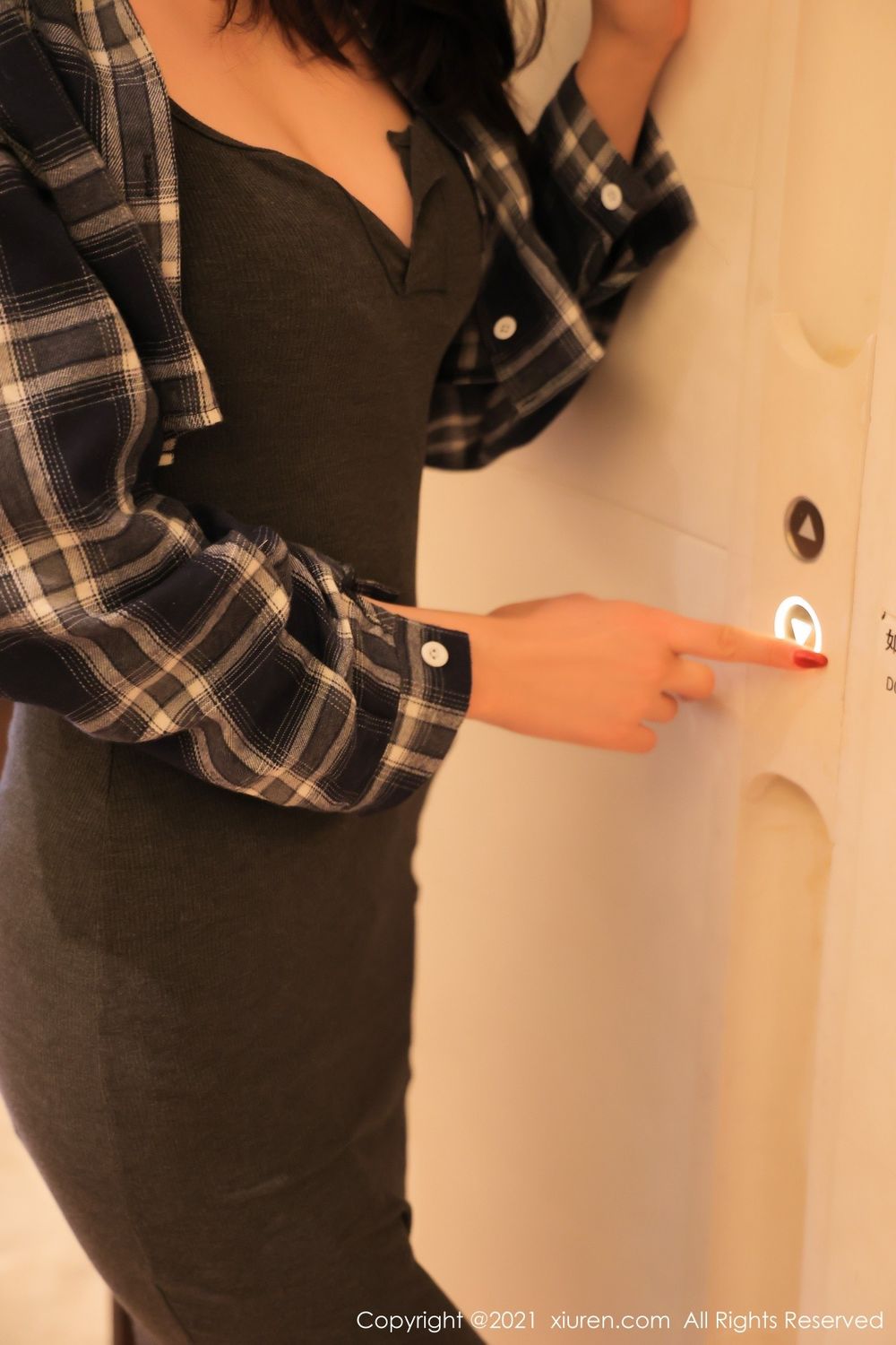 秀人网新人模特柚子178紧身吊裙+丝袜美腿曼妙身材性感写真