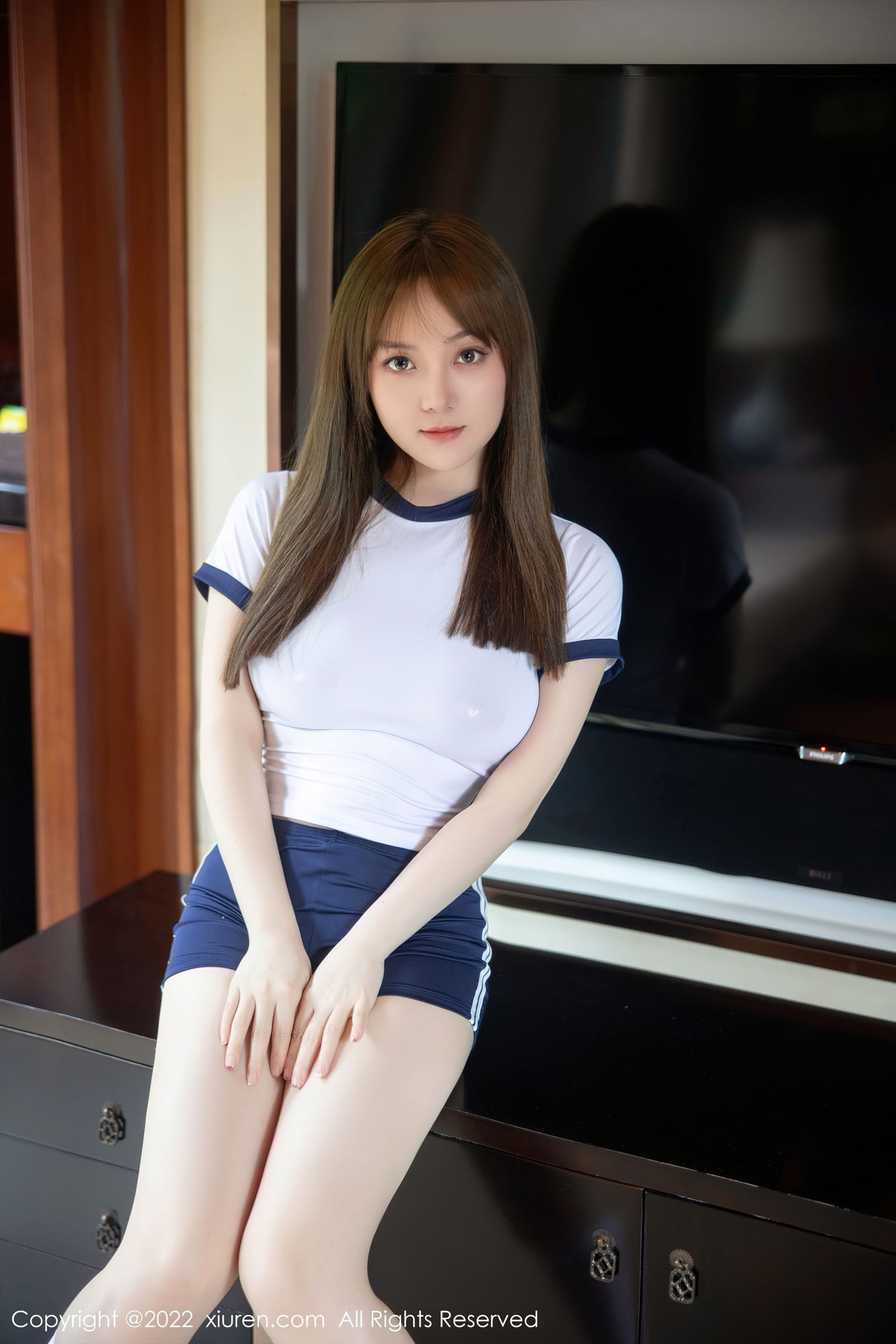 秀人网美女模特豆瓣酱白色短袖上衣搭配蓝色短裤性感写真