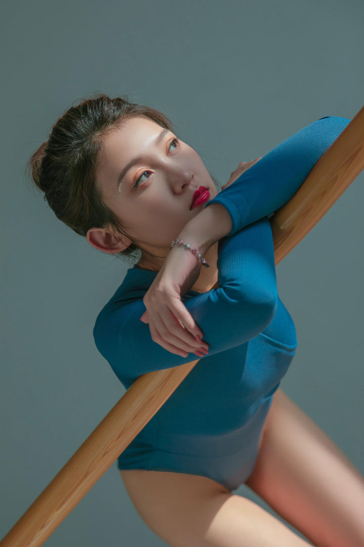 趴在体操杆上发呆的美女老师相霖艺术摄影写真图片