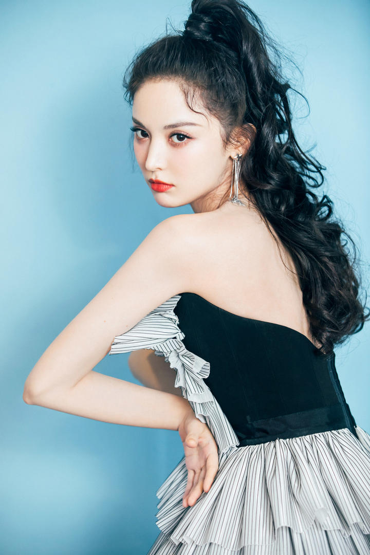 古力娜扎时尚露背百褶裙高清女明星壁纸图片大全