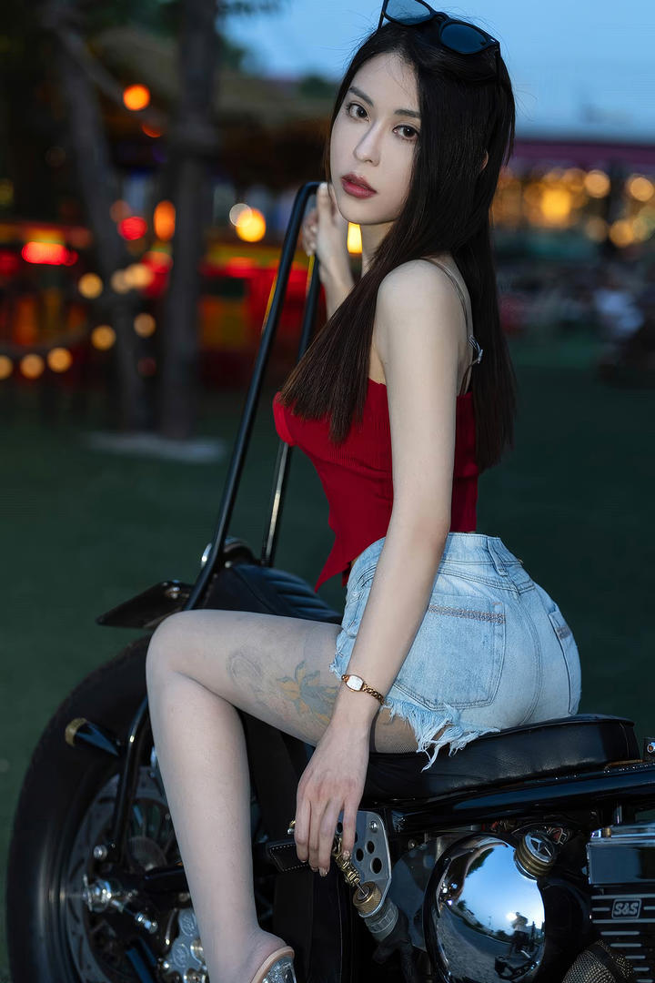 性感美女车模个人唯美艺术写真图片