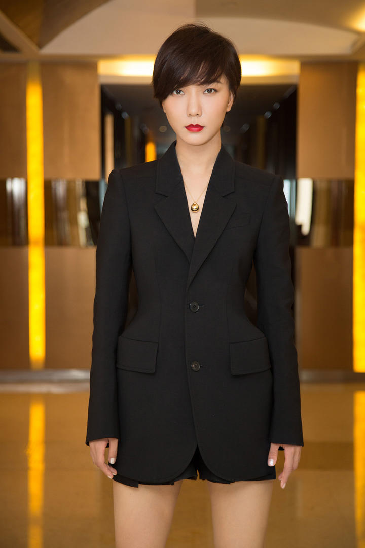 短发美女明星王珞丹职业制服写真摄影图片