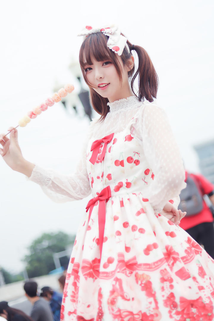 吃糖葫芦的可爱清纯美女