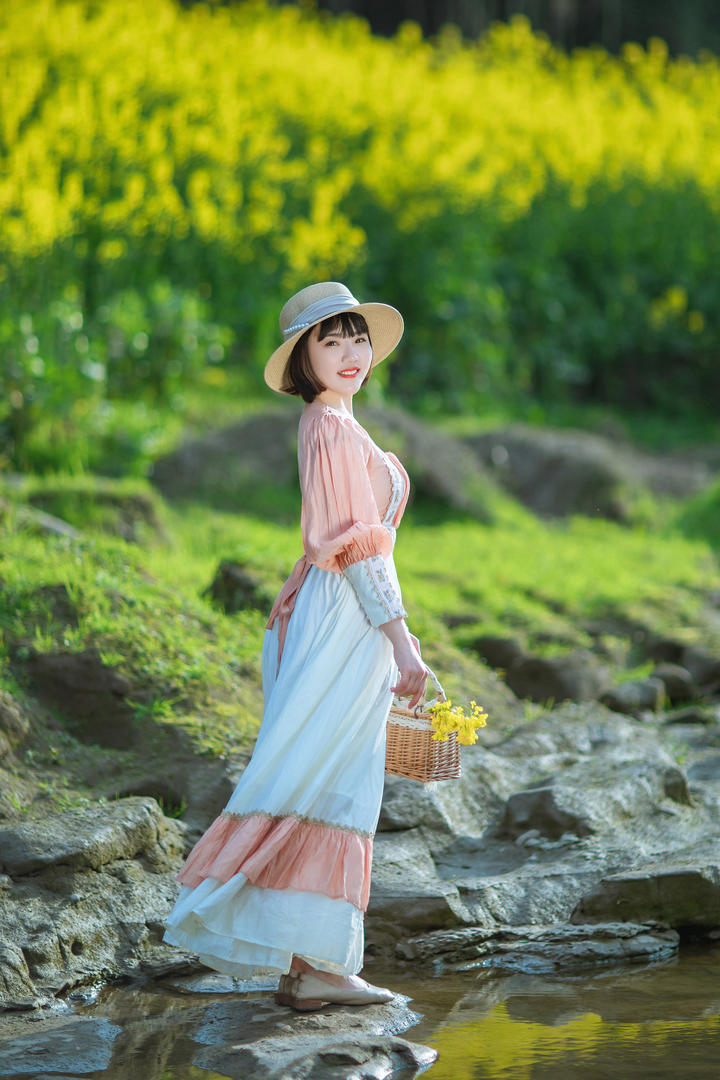 站在小溪边的清纯唯美养眼护眼美女壁纸高清大图