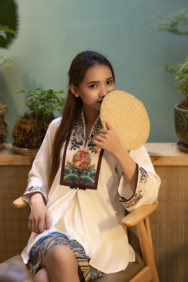 手持蒲扇的亚洲古典美女图片