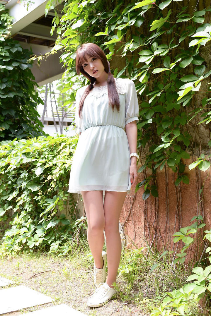 高架桥下的韩国清纯美女明星李恩慧写真