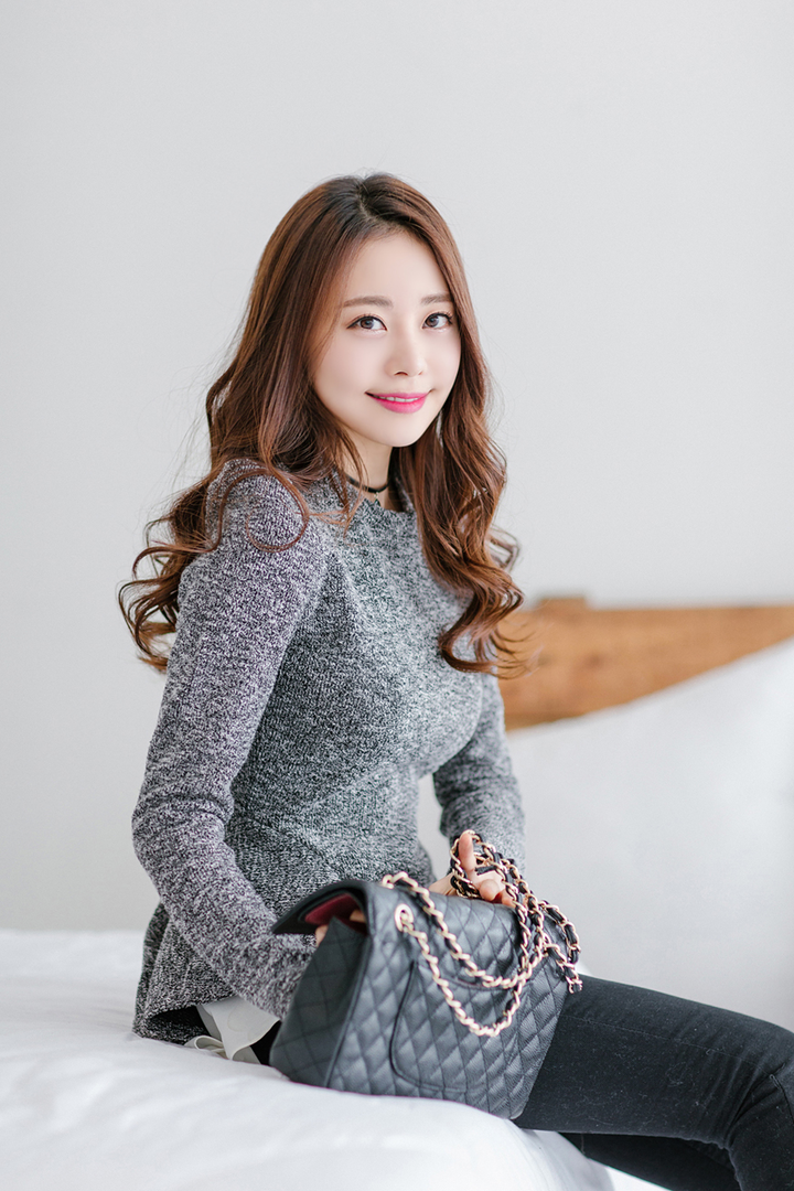 坐在床上的高清韩国甜美气质女神图片