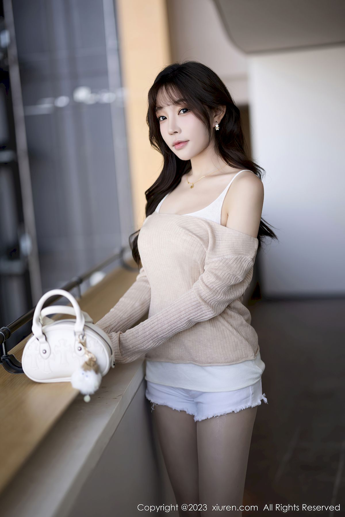 秀人网女神徐莉芝Booty暖灰色上衣简约白色短裤性感写真