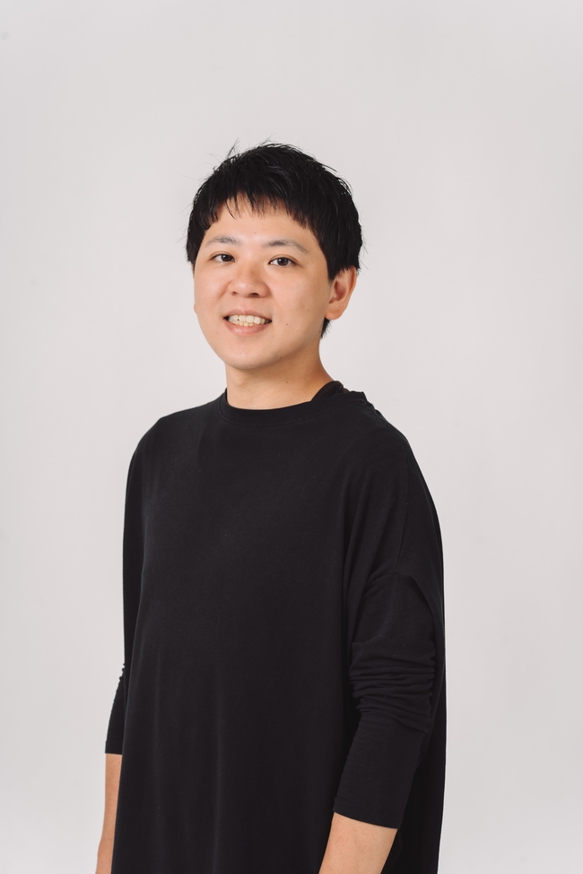 日本黑色T恤帅哥写真图片