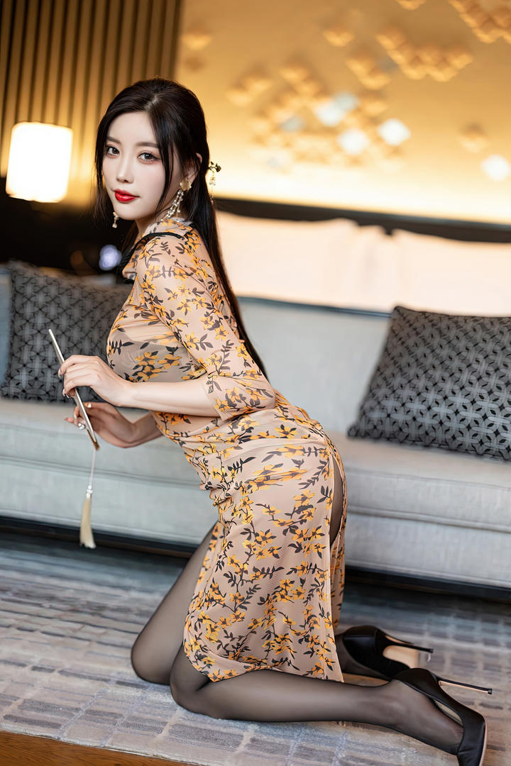 跪在地板上的翘臀旗袍美女杨晨晨黑丝诱惑写真图片