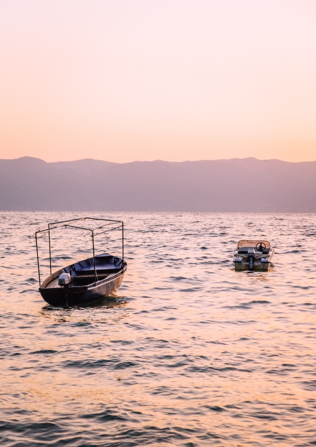 海平面漂浮的小船图片